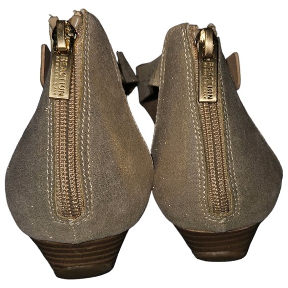 NWT Kenneth Cole Reaction Gold Shimmer Thong Sandals - Picture 3 of 5